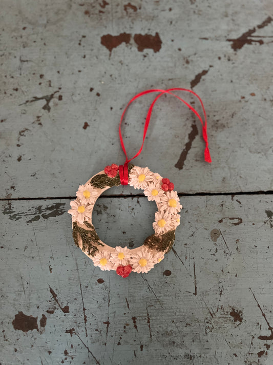 Dekorativ blomsterkrans i stentøj – Ø9 cm