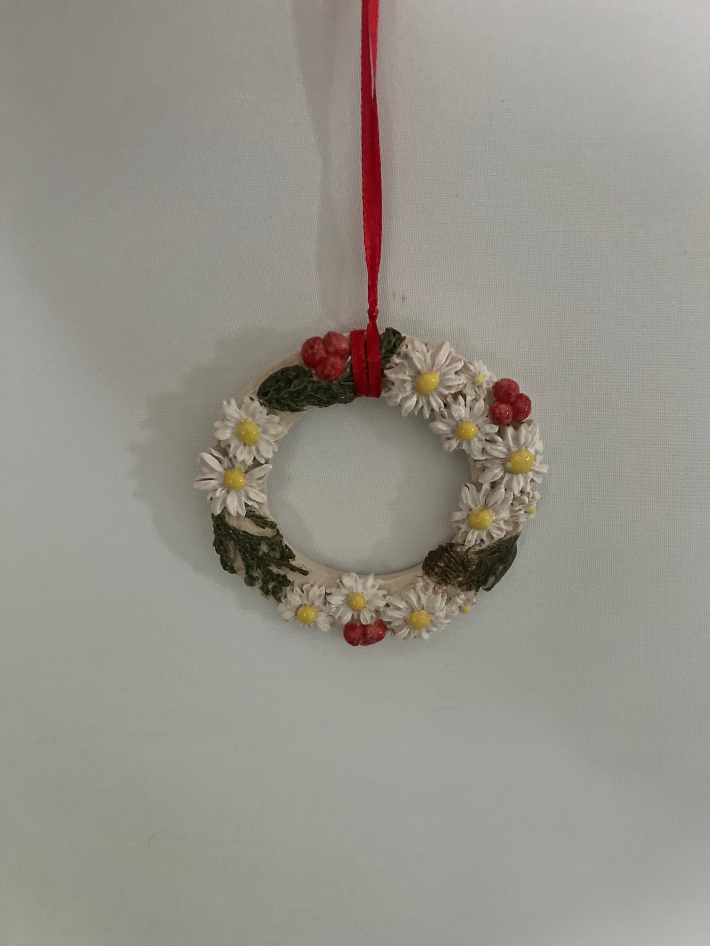 Dekorativ blomsterkrans i stentøj – Ø9 cm