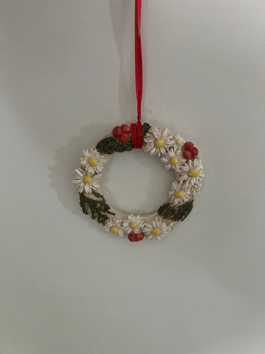 Dekorativ blomsterkrans i stentøj – Ø9 cm